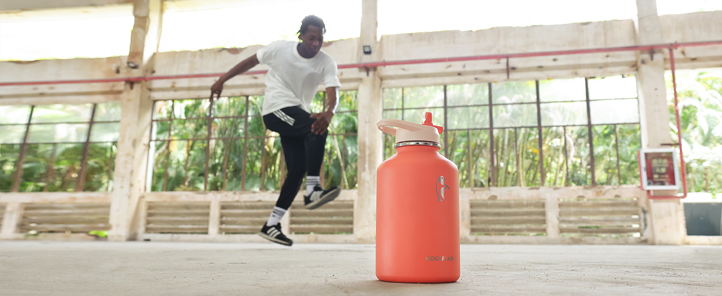 Термобутилка Coolflask 2 л з нержавіючої сталі з PU-чохлом, ізольована пляшка для води з кришкою-соломинкою, тримає холод 48 годин і тепло 24 години, Polar Black