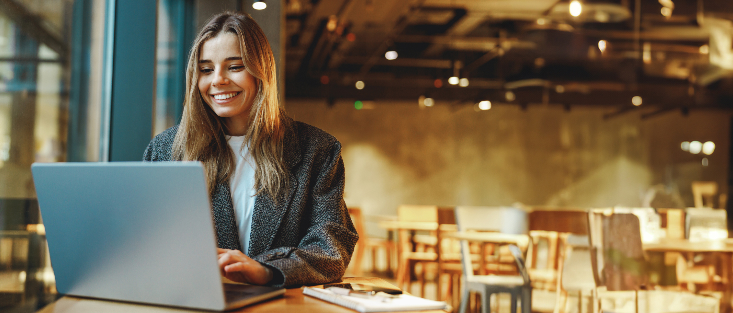 Чемодан ручної об'єм 20 дюймів з відділенням для ноутбука, легкий валіз з жорсткою оболонкою та TSA-замком, ручна поклажа на спінінгових колесах, USB-зарядний пристрій та тримач для напоїв, чорний