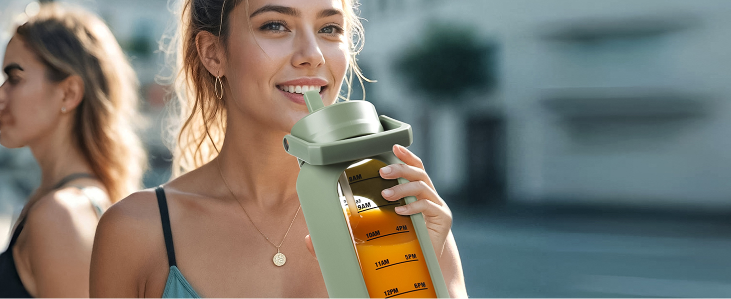 Пляшка для води 2 л з двома кришками, часова мітка, силіконова накладка, BPA-free, не протікає, для спорту та тренажерного залу (фіолетова)