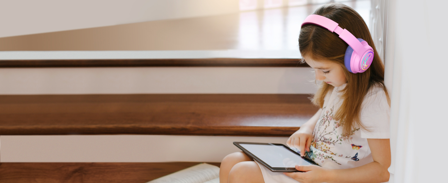 iClever Бездротові навушники для дітей з LED-підсвіткою, обмеження гучності 74/85 дБ, 43 години роботи, стереозвук, Type-C, AUX-кабель, Bluetooth 5.3, для планшетів/подорожей, рожево-фіолетові