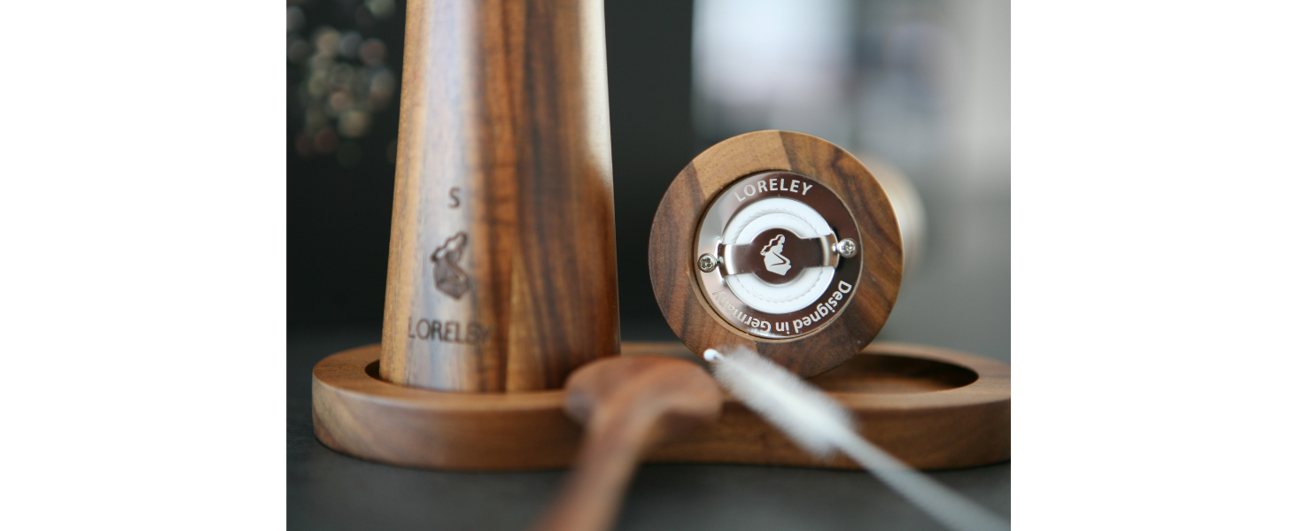 Дерев'яна мельниця для солі та перцю LORELEY® Mittelrhein Germany з керамічним механізмом – з підставкою та пензлем – у подарунковій коробці. Ідеальний подарунок на весілля або новосілля (Deluxe з нержавіючої сталі)
