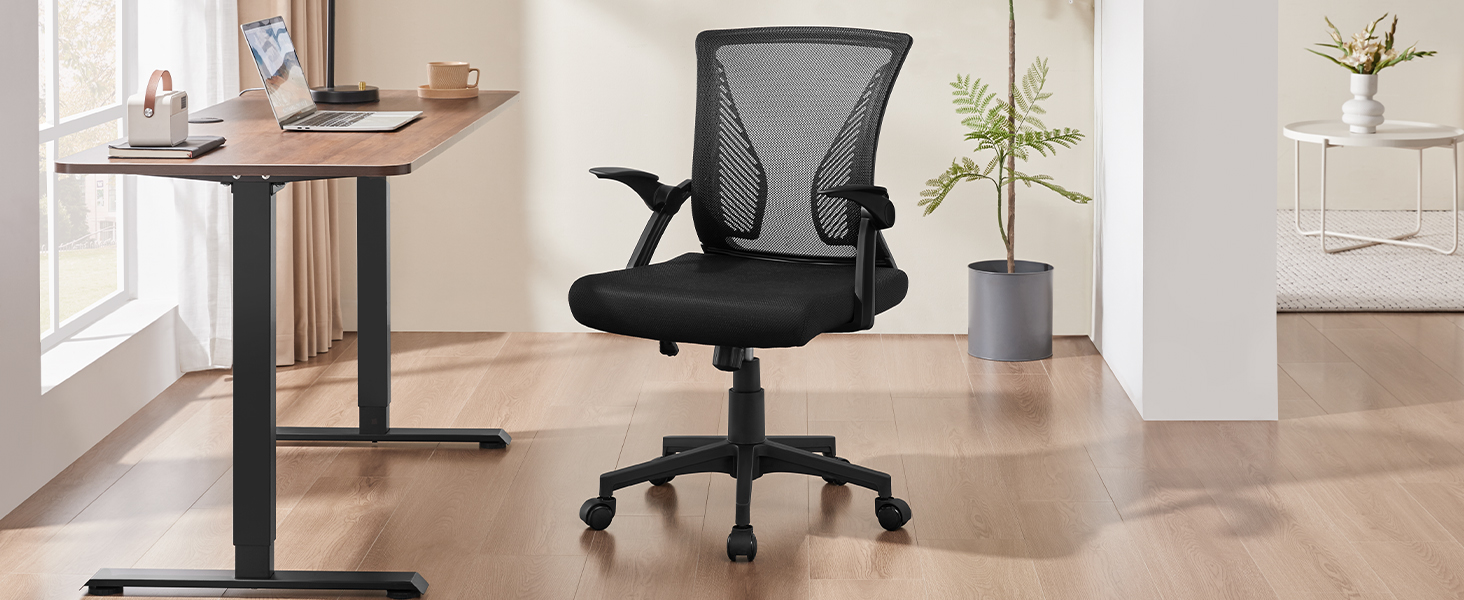 Офісне крісло Yaheetech ергономічне, комп'ютерне крісло з сітчастою спинкою, крісло для офісу з підлокітниками, крісло керівника з сітки, регульоване по висоті, вантажопідйомність 136 кг, дихаюче, функція гойдання (Чорний, відкидні підлокітники)