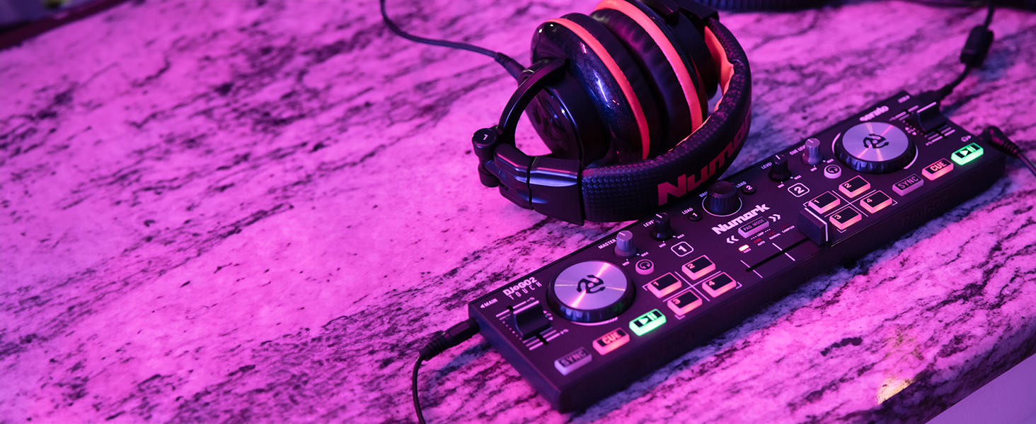 DJ контролер Numark DJ2GO2 Touch: 2-канальний, компактний, з мікшером та аудіоінтерфейсом, Serato Lite