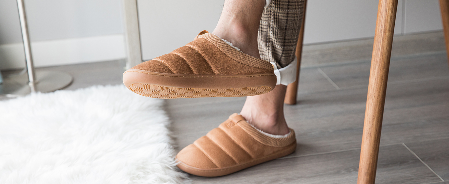 Чоловічі тапочки зимові теплі м'які комфортні з піною пам'яті протиковзкі для дому та вулиці 45/46 EU чорні