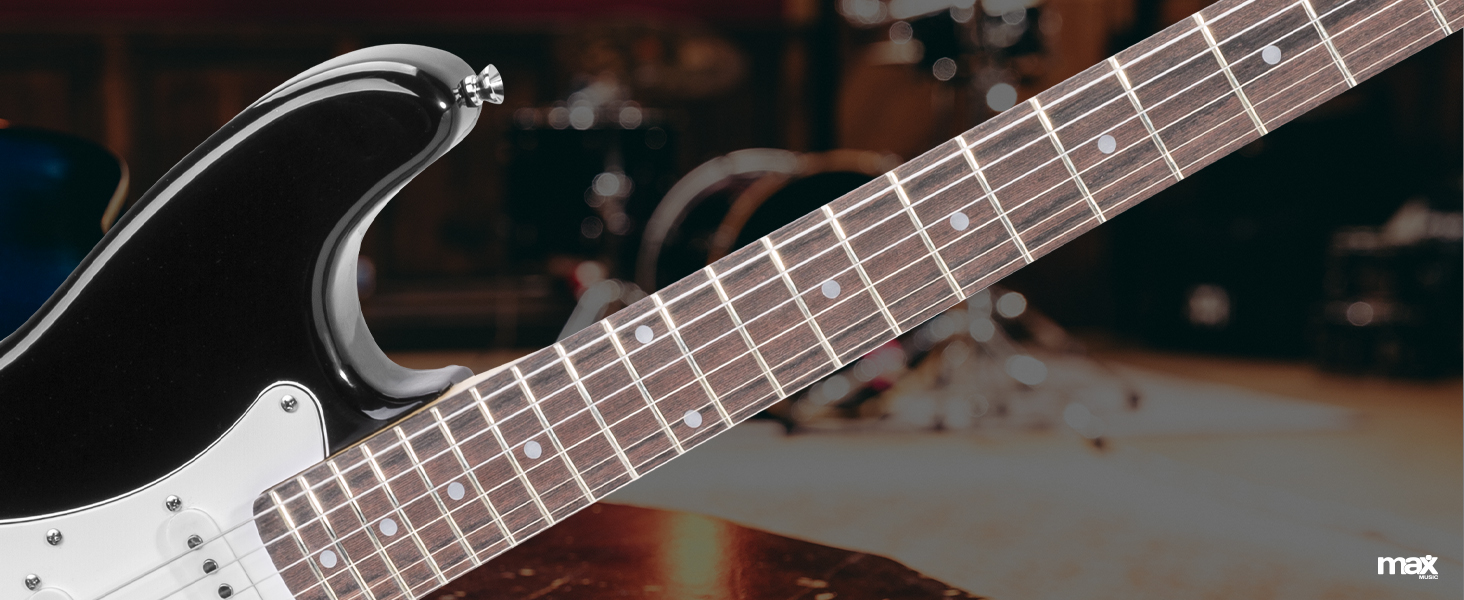 Електрогітара Max GigKit Strat Style 4/4 з підсилювачем 40W, аксесуарами та чохлом, чорна