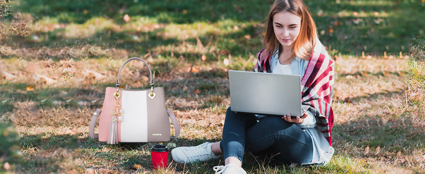 Сумка Pomelo Best жіноча через плече багатокольорова смугаста з внутрішніми кишенями сіро-рожева