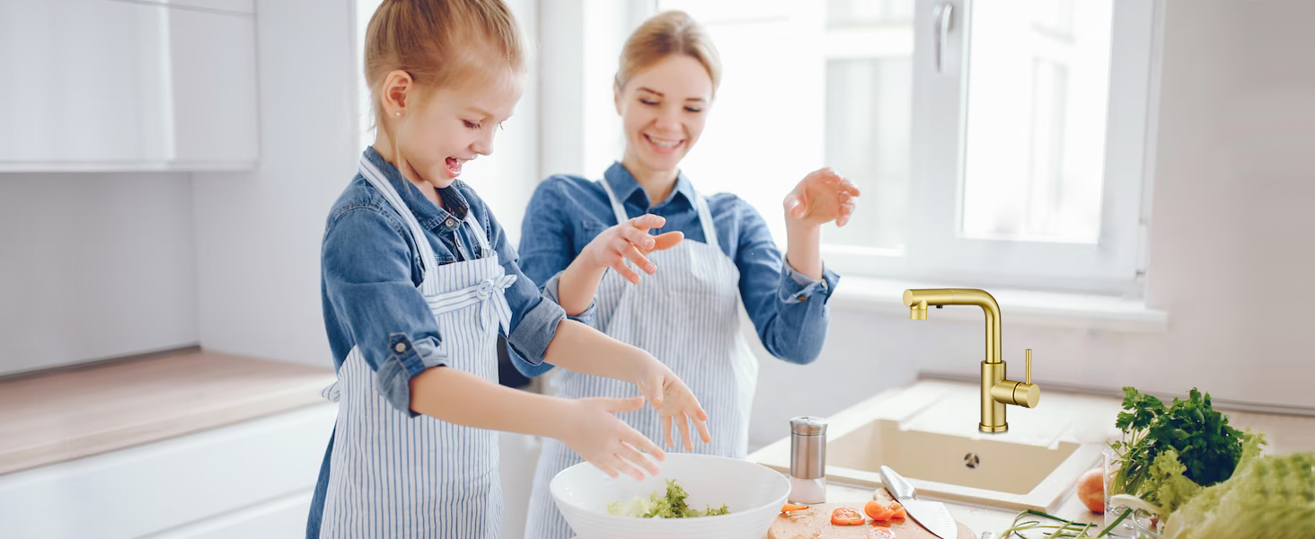 Кран кухонний CREA з 3 функціями: душ, висувний вилив, поворот 360°, матове золото (щітковане)