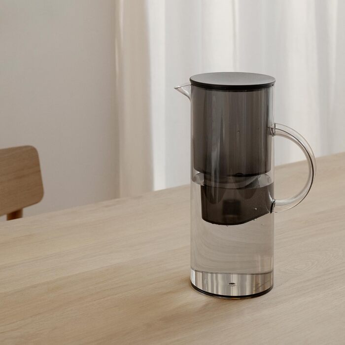 Фільтр-глечик Stelton EM77, 2 л, сумісний з Brita, пластиковий, для очищення води, зменшує хлор та накип, сучасний дизайн, тонований