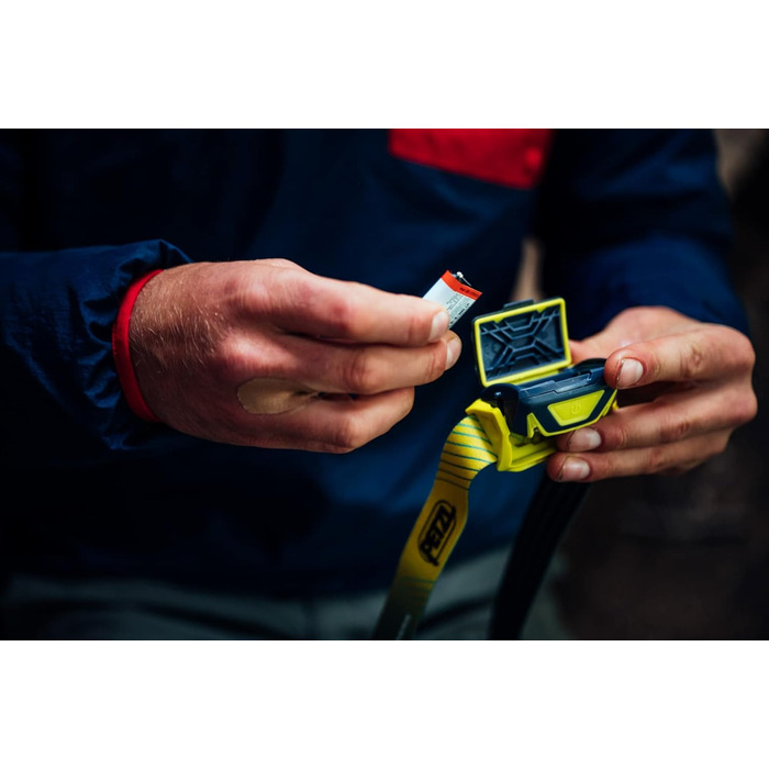 Налобний ліхтар PETZL TIKKA сірий універсальний для дорослих