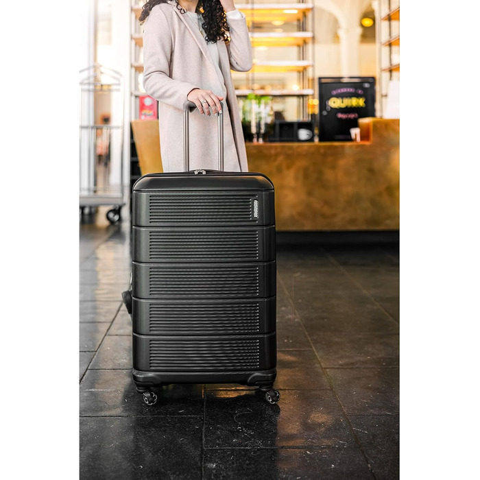 Жорстка валіза American Tourister Stratum XLT 2.0 з розширенням і обертовими колесами