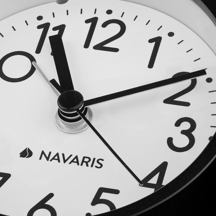 Аналоговий настільний годинник Navaris з дерева, квадратний, 13,2×13,2×4,3 см, безшумний, білий циферблат, вінтажні стрілки, світло-коричневий