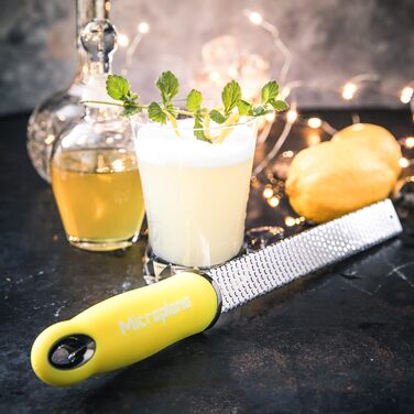 Терка Microplane для цитрусових, сиру, імбиру, шоколаду і мускатного горіха, неонова жовта, з дрібною лезом з нержавіючої сталі, виробництво США