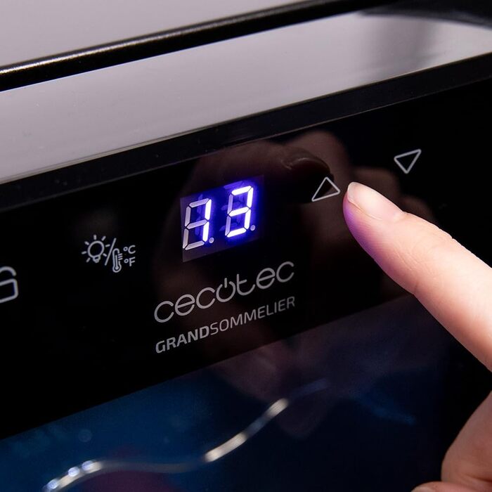 Винний шафа Cecotec Bolero GrandSommelier 830 CoolWood, термоелектрична, тиха, енергоефективна, сенсорне керування, температура 8-18°C, для 12 пляшок, чорна