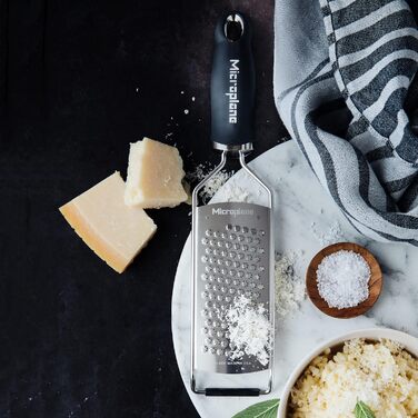 Терка Microplane з нержавіючої сталі для твердого сиру, цитрусових, шоколаду, імбиру, мускатного горіха та кориці, чорна, вироблено в США