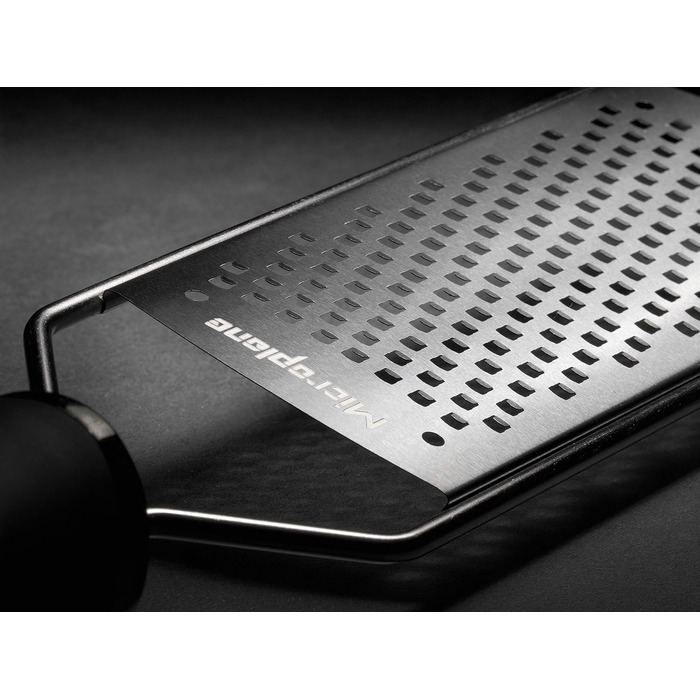 Терка Microplane грубого помолу для сиру, моркви, імбиру, кокосу та хрону, чорна з лезами з нержавіючої сталі, вироблено в США