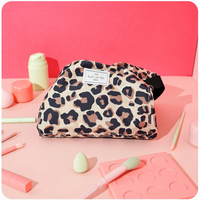 Косметичка-органайзер з шнурком The Flat Lay Co для подорожей, з тримачем для пензлів і кишенею на блискавці, класичний чорний колір