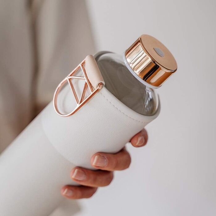 Велика пляшка для води EQUA 750 мл з боросилікатного скла, BPA-free, з чохлом із екошкіри, герметична (Sage)
