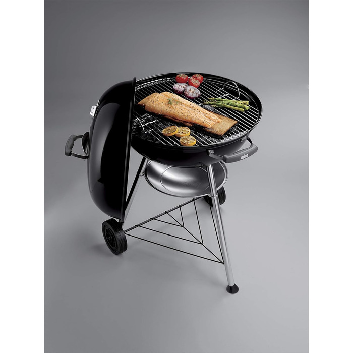 Вугільний гриль Weber Compact Kettle 57 см, порцелянове емалювання, кришка і котел, тринога з колесами, хромована решітка, чорний