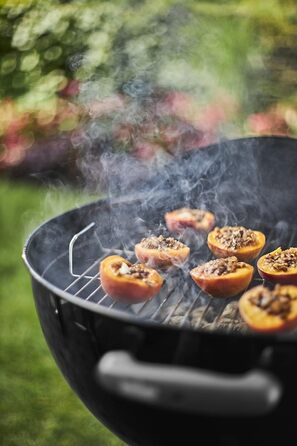 Вугільний гриль Weber Classic Kettle 57 см, чорний, з термометром, емальований, на колесах, для барбекю