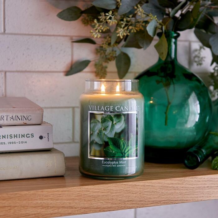Ароматична свічка Village Candle Евкаліпт-М'ята у склі, 737 г, зелена
