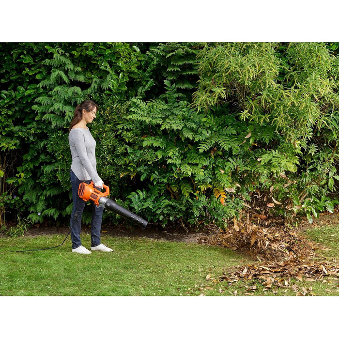 Акумуляторний садовий пилосос та повітродув BLACK+DECKER, електроаксіальний, 1850 Вт, швидкість 190 км/год, об'єм 765 м³/год, інтегрований скребок для листя