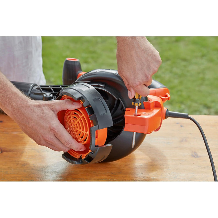 Електричний садовий пилосос-видувка Black+Decker BEBLV301, 3-в-1, 3000 Вт, з подрібнювачем і рюкзаком-мішком 72 л, регульована потужність, висока швидкість повітря