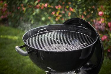 Вугільний гриль Weber Classic Kettle 57 см, чорний, з термометром, емальований, на колесах, для барбекю