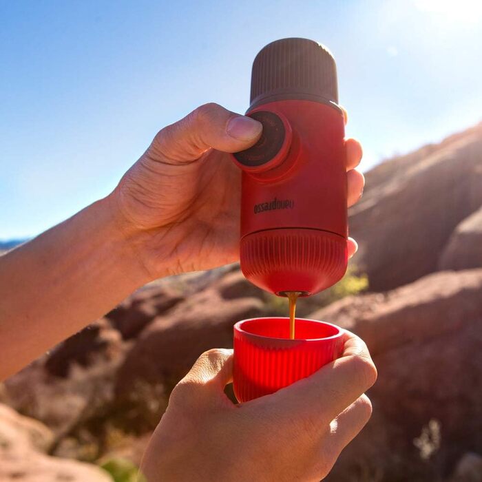 Портативна кавоварка WACACO Nanopresso, 18 бар, ручна, для подорожей, кемпінгу та походів, оновлена версія Minipresso, червона