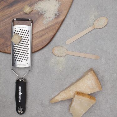Терка Microplane з нержавіючої сталі для твердого сиру, цитрусових, шоколаду, імбиру, мускатного горіха та кориці, чорна, вироблено в США
