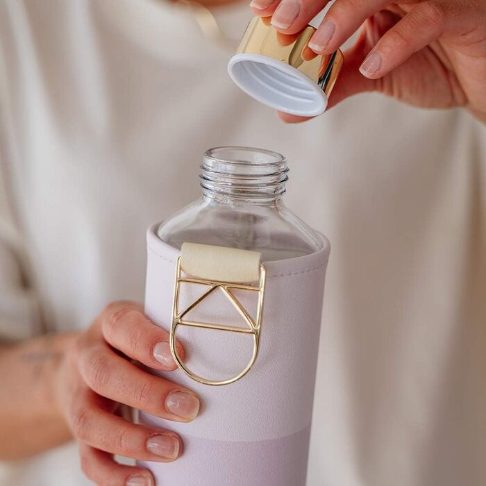 Велика пляшка для води EQUA 750 мл з боросилікатного скла, BPA-free, лілова, із захисним чохлом з екошкіри, герметична
