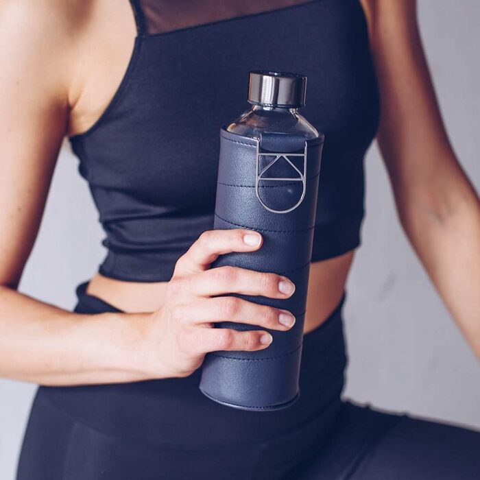 Велика пляшка для води EQUA 750 мл з боросилікатного скла, BPA-free, з чохлом із екошкіри, не протікає