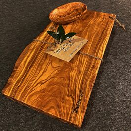 Дошка для нарізання з оливкового дерева «Half Rustic» M, ручна робота, 30×14-17×2 см з мисочкою для дипу, для сиру, закусок, хліба