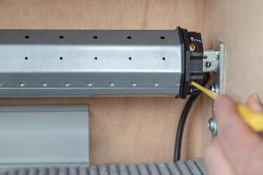 Електричний роликовий двигун Schellenberg Mini Standard 6 Нм для ролет 40 мм, механічне налаштування кінцевих положень, для площі до 4 м², комплект із настінним кріпленням