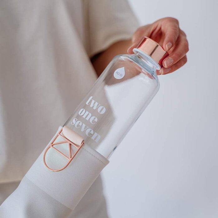 Велика пляшка для води EQUA 750 мл з боросилікатного скла, BPA-free, з чохлом із екошкіри, герметична (Sage)
