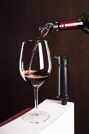Вакуумна помпа для вина Vacu Vin з дозатором і кришкою, пластик, чорна, 5x8,3x22 см