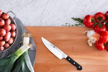 Кухонний ніж ZWILLING Pro, 18 см, нержавіюча сталь, чорна ручка