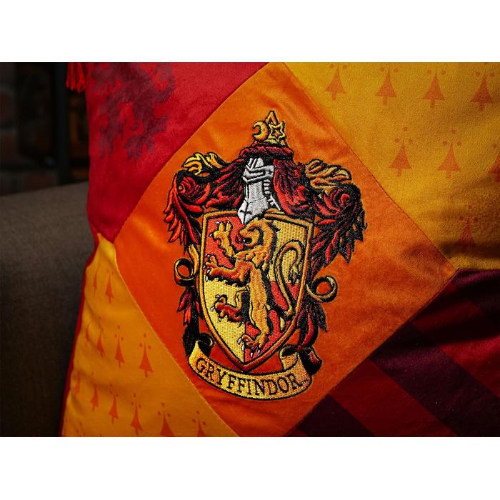 Подушка Elbenwald Harry Potter з китицями у стилі Ґрифіндор, з вишитою емблемою, червоно-жовта, 48x48 см