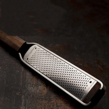Терка Microplane Master з неіржавної сталі з ручкою з горіхового дерева для цедри цитрусових, твердого сиру, імбиру, шоколаду та мускатного горіха, дрібне натирання, виробництво США