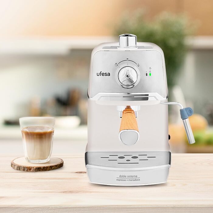 Кавоварка Ufesa C7238 Cream з мілкфротером, 20 Бар, компактна, класичний дизайн, біла, для еспресо та капучино