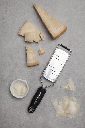 Терка Microplane велика для твердого сиру, шоколаду та трюфелів, чорна, з нержавіючими лезами, виробництво США