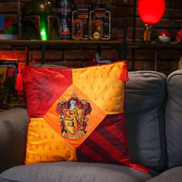 Подушка Elbenwald Harry Potter з китицями у стилі Ґрифіндор, з вишитою емблемою, червоно-жовта, 48x48 см