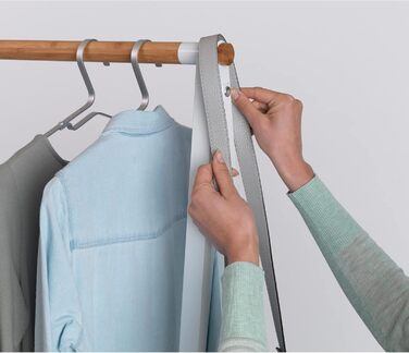 Бренд Brabantia – Компактна підлогова стійка для одягу Linn, металевий каркас і бамбукова перекладина, 47,6x34x170 см, біла, для вішання, сушіння та провітрювання одягу