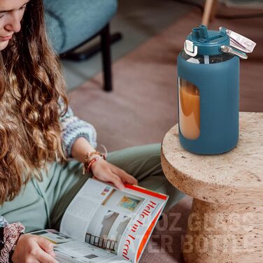 Скляна пляшка для води BLUEGO 2,5 л з нержавіючою ручкою, силіконовим чохлом, часовими мітками, BPA-free, для спорту та щоденного використання, світло-зелена (темно-синя)