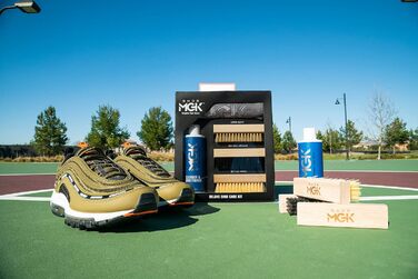 SHOE MGK Набір для догляду за взуттям Deluxe – засіб для чищення білих, шкіряних, замшевих, текстильних та інших типів взуття, 236 мл, з м'якою щіткою