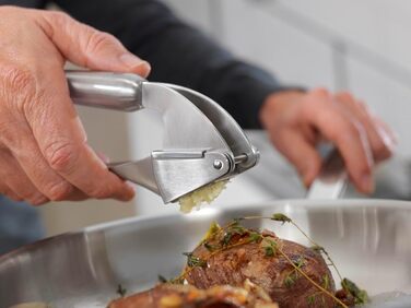 Прес для часнику ZWILLING Pro, 20 см, нержавіюча сталь, ергономічна ручка, сріблястий