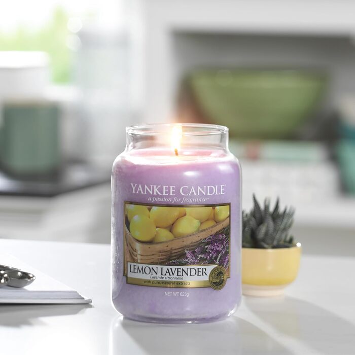 Ароматична свічка Yankee Candle у склі Lemon Lavender, велика, до 150 годин горіння, подарунок для жінок, ідеально на День матері