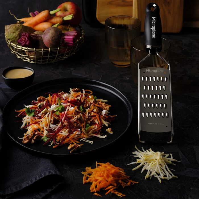 Терка Microplane для дрібної соломки, для моркви, цукіні, картоплі, яблук, буряка та редьки, з нержавіючої сталі, чорна, вироблено в США