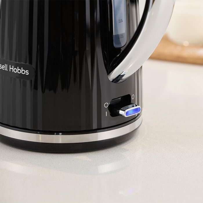Електрочайник Russell Hobbs Eden 1,7 л, 2400 Вт, білий з нержавіючою вставкою, знімний фільтр від накипу, відкривання кришки кнопкою, індикатор рівня води, підсвічування, BPA-free, модель 27360-70