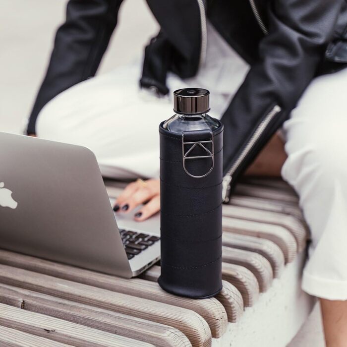 Велика пляшка для води EQUA 750 мл з боросилікатного скла, BPA-free, з чохлом із екошкіри, не протікає
