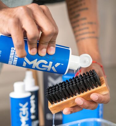 SHOE MGK Набір для догляду за взуттям Deluxe – засіб для чищення білих, шкіряних, замшевих, текстильних та інших типів взуття, 236 мл, з м'якою щіткою